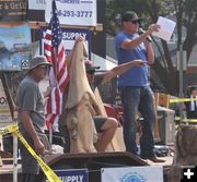 Quick carve auction. Photo by LibbyMT.com.