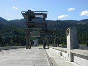 Gantry Crane on top of the dam. Photo by LibbyMT.com.